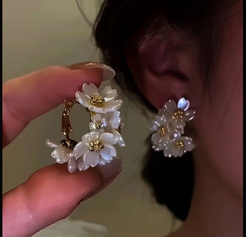 1 Pair of White Petal Earrings