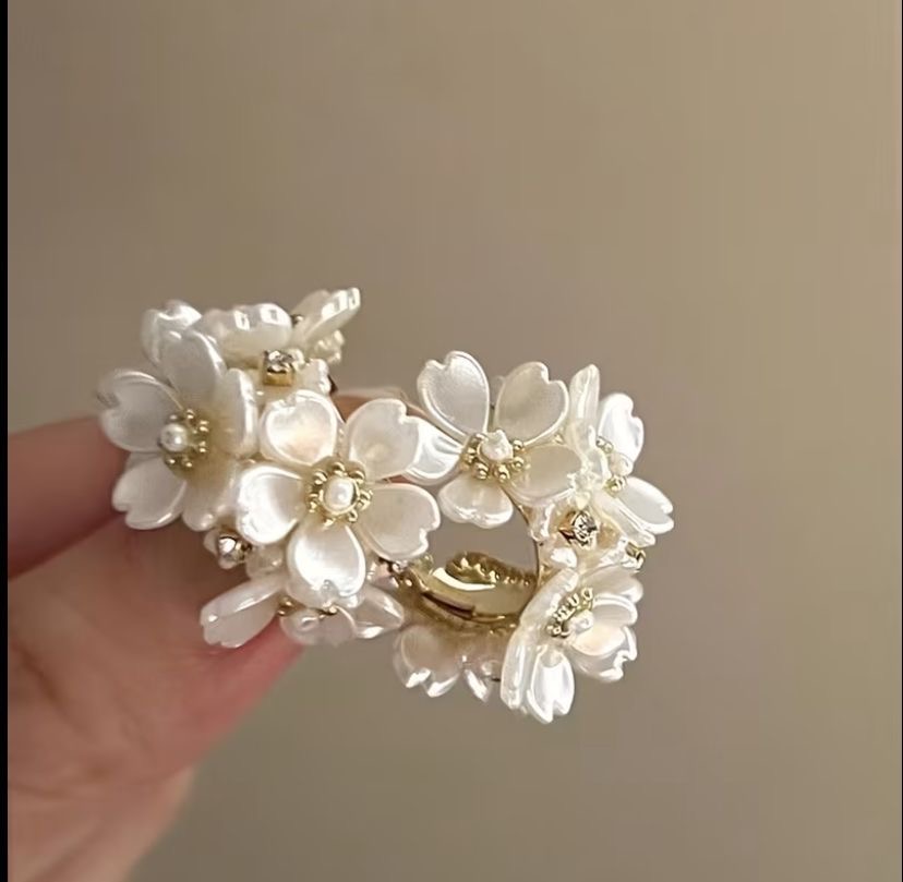 1Pair White Shell Flower Earrings